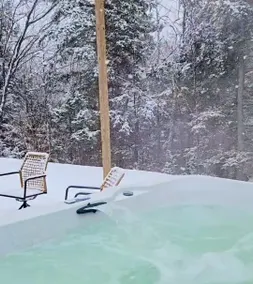 Peaceful Retreat Hot tub, Outdoor shower, Riverwlk - Image 4