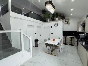 New Modern Stylish Villa Near City Centre Birmingham, with outdoor Hot Tub - Image 4