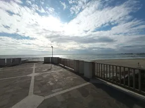 A stone's throw from the sea - Image 5