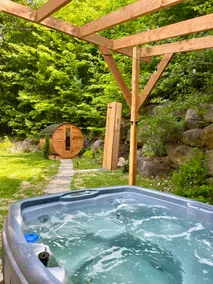 Le Refuge des Cèdres, access to the lake and hot tub - Image 3