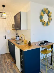 Beautiful studio close to the halls - Image 3