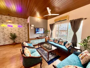 Breezy Cool 4BHK Apartment near Juhu Beach, Mumbai - Image 3