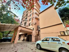 Breezy Cool 4BHK Apartment near Juhu Beach, Mumbai - Image 4