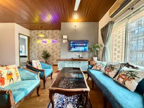 Breezy Cool 4BHK Apartment near Juhu Beach, Mumbai - Image 5