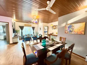 Breezy Cool 4BHK Apartment near Juhu Beach, Mumbai - Image 2