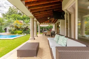 Beautiful residence, close to event gardens. - Image 4