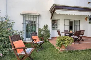 Paraíso del golf free parking by Staycare - Image 2