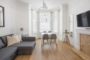 Superhost Kensington Flat near the Tube 7 mins - Image 2