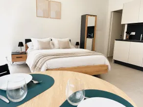 The Urban Suite - Stylish and with FREE parking - Image 4