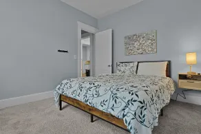 Extremely convenient NW side home! 3 queen beds - Image 3