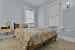 Extremely convenient NW side home! 3 queen beds - Image 4