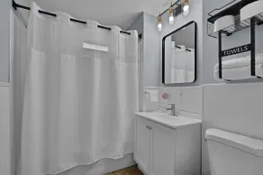Extremely convenient NW side home! 3 queen beds - Image 5