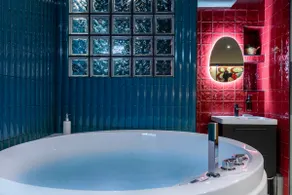 Arc de Triomphe: Emerald Suite with Jacuzzi - Image 4