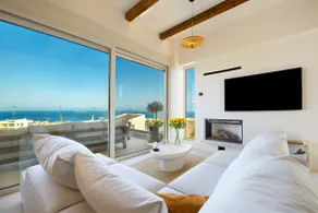 Elegant villa with pool, hot tub & sea views - Image 5