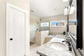 Walkable Heights 3BR Townhome + Putting Green - Image 5