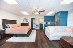 Lakeside Studio Apartment - Image 2