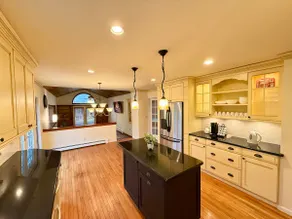 King Suite, BBQ & Fire pit, Kitchen, Three Acres. - Image 4