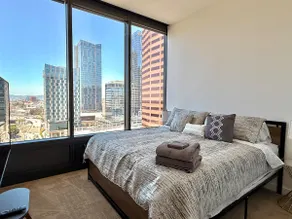 DTLA Skyline View | Luxury 1b w/ Parking+pool+gym - Image 4