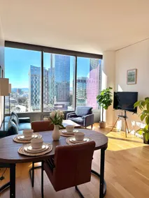 DTLA Skyline View | Luxury 1b w/ Parking+pool+gym - Image 5