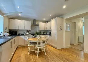 Quaint little cottage bungalow - Image 4