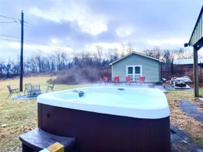 Charming Farmhouse Getaway and Hot Tub - Image 4