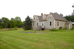Charming Farmhouse Getaway and Hot Tub - Image 3