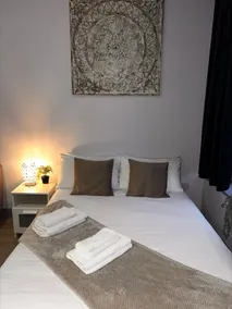 Luxe Wolf's Quadruple ensuite - Image 3