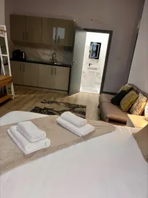 Luxe Wolf's Quadruple ensuite - Image 5