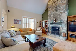 4BR house, mountain & pond views, hot tub, bbq - Image 4