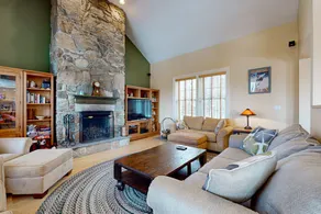 4BR house, mountain & pond views, hot tub, bbq - Image 5