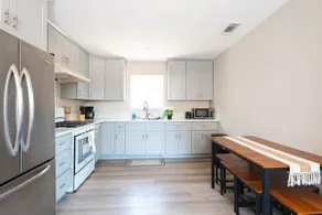 Charming 2BR/2BA near Airport & Convention Center - Image 3