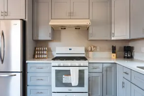 Charming 2BR/2BA near Airport & Convention Center - Image 4