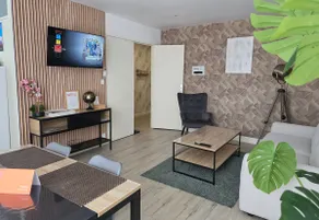 Cozy Apartment Near Downtown WiFi Parking Air Conditioning - Image 5