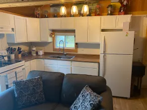 Cozy Lakeside Cottage - Image 4