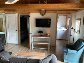 Cozy Lakeside Cottage - Image 3