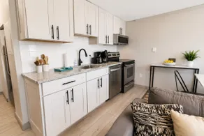 ML245 Familjevänligt! -SLEEPS 10- 3BR / 3BA Wi-Fi Village PARKERING! - Image 2