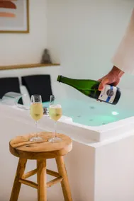 Bali Suite - Spa Jacuzzi - Image 3