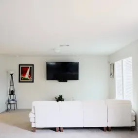 Spacious 3BR Near Airport Sleeps 8+ - Image 5