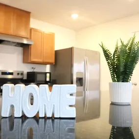 Spacious 3BR Near Airport Sleeps 8+ - Image 3