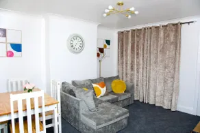 2 Bedroom Ground Floor Flat in Dartford with Free Parking - 20 minutes to London - Image 2