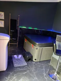 House with a hot tub - Image 4