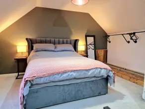 Large, Stylish 3 Bed House with Garden - Image 4
