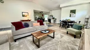 Cozy Corner Retreat - corner lot, newly renovated - Image 2