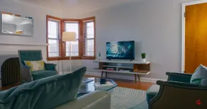 Artful Abode: Cozy & Stylish Stay - Image 3