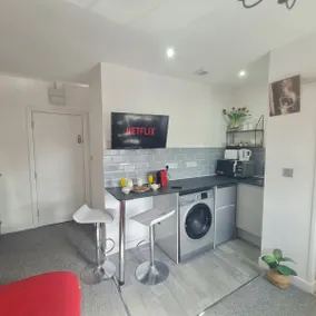 Studio w/ Wi-Fi & Workspace - Town Centre 8 mins - Image 3