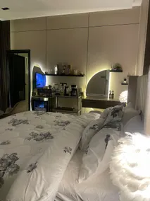 Studio with a master bed and a side seat - Image 2