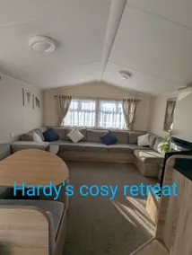Hardy's cosy retreat with a beach hut- Newquay Bay - Image 3