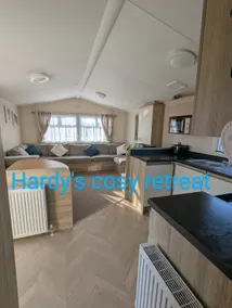 Hardy's cosy retreat with a beach hut- Newquay Bay - Image 4