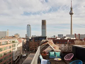 Numa | Large Room with Bathtub in Berlin Mitte - Image 5