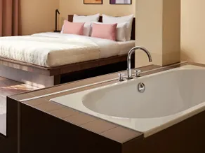 Numa | Large Room with Bathtub in Berlin Mitte - Image 2